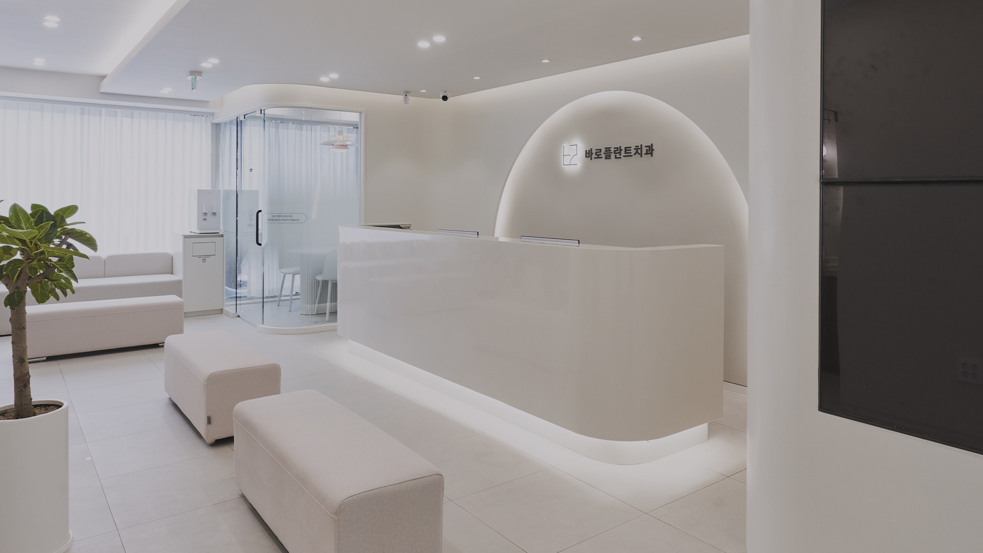 온양온천역 1번출구 앞 바로플란트치과 실내 사진